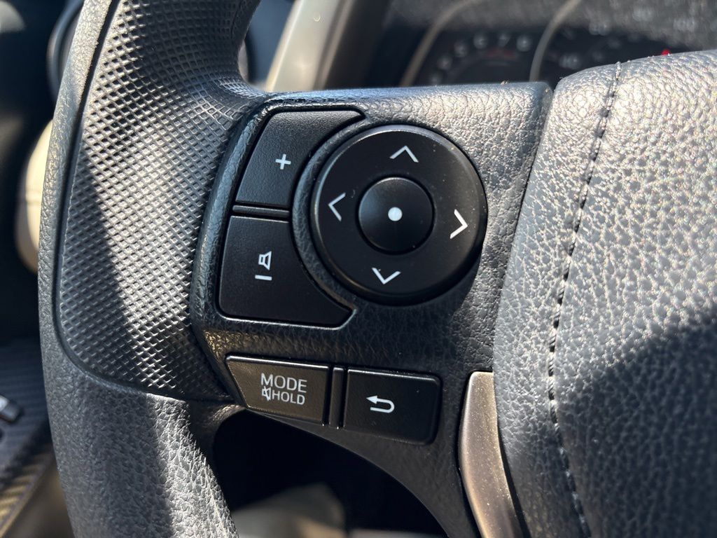 Used 2013 Silver Toyota XLE image 23