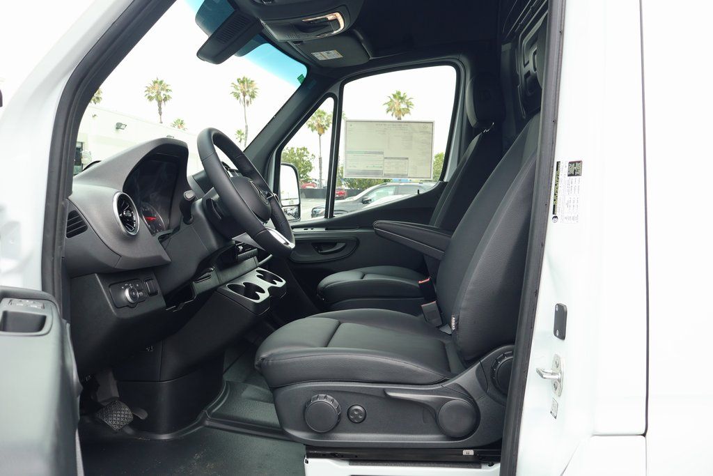 Thumbnail: 2025 Mercedes-Benz Sprinter - 5