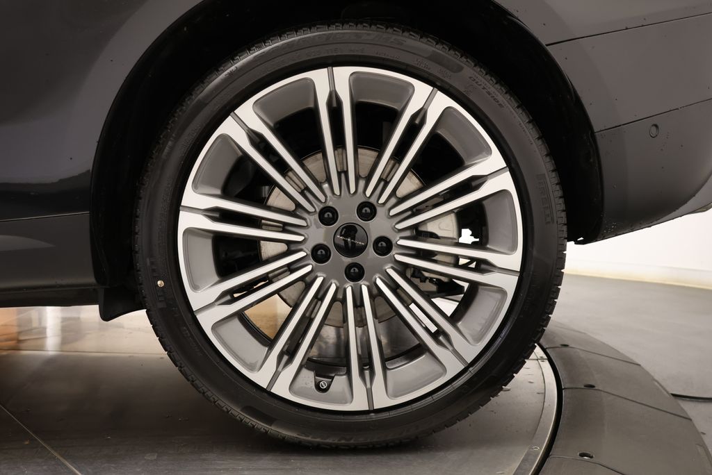 Thumbnail: 2026 Land Rover Range Rover Sport - 10