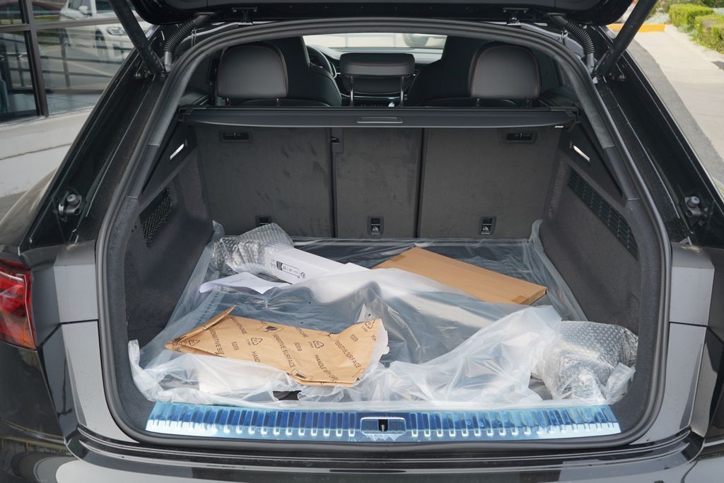 Thumbnail: 2026 Audi SQ8 - 11