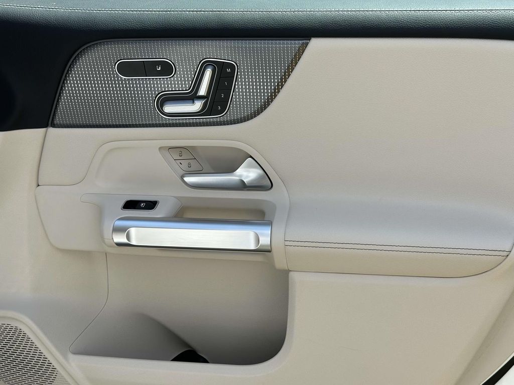 2021 Mercedes-Benz GLB 250 14