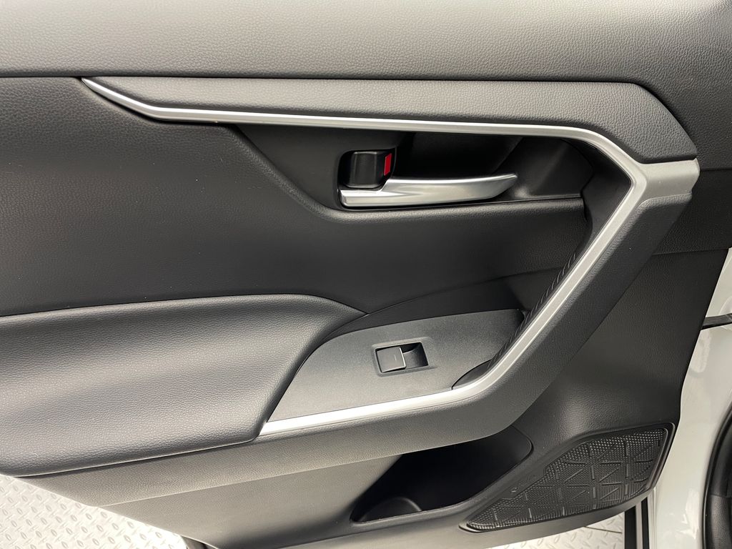 2022 Toyota RAV4 XLE 32