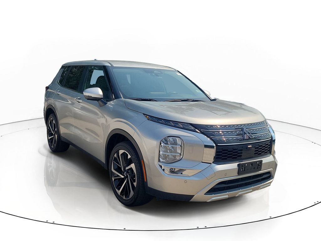 Silver 2024 Mitsubishi Outlander SUV / Crossover All-Wheel Drive Continuously Variable Transmission
