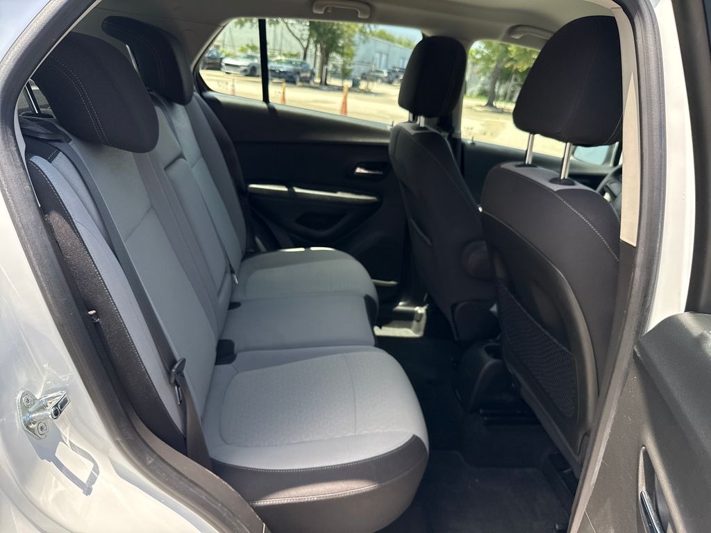 Used 2016 White Chevrolet LS image 26