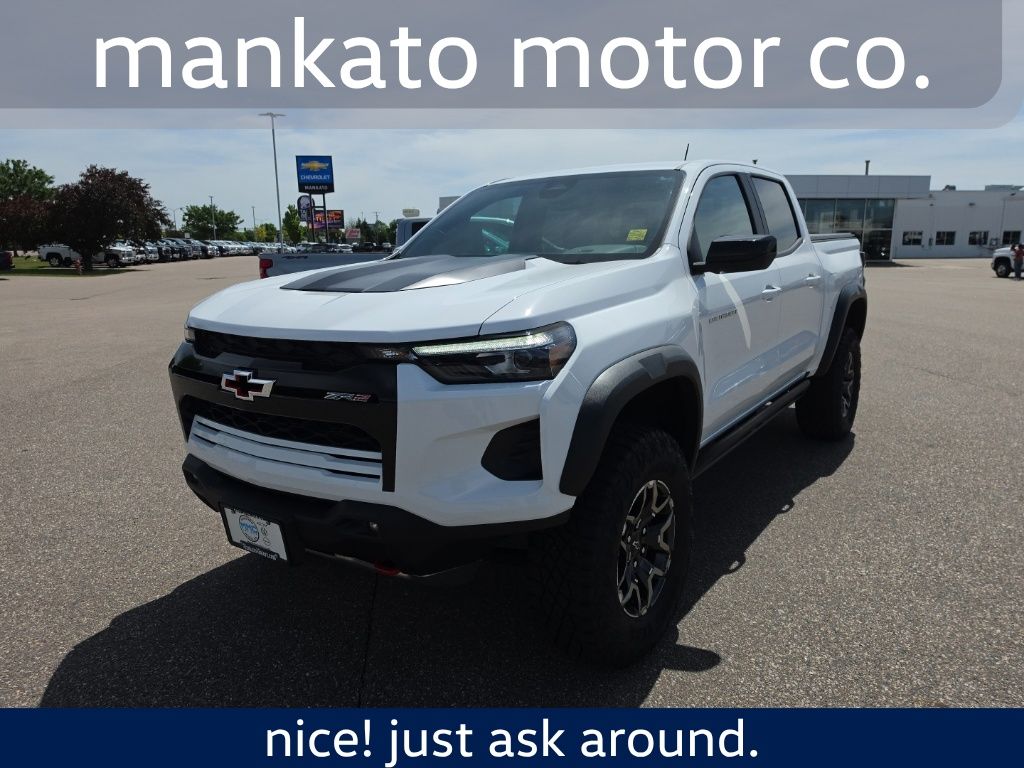 Summit White 2024 Chevrolet Colorado Pickup Truck Four-Wheel Drive 8-Speed Automatic