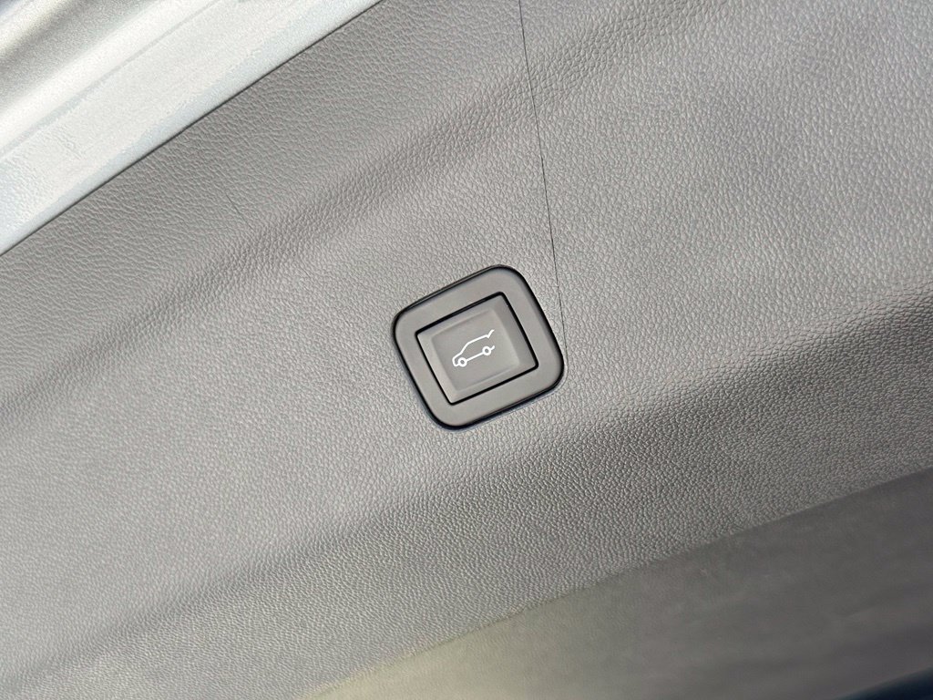 2025 Cadillac Escalade ESV Sport Platinum Silver Metallic - Jim Hudson Acura - Image 19