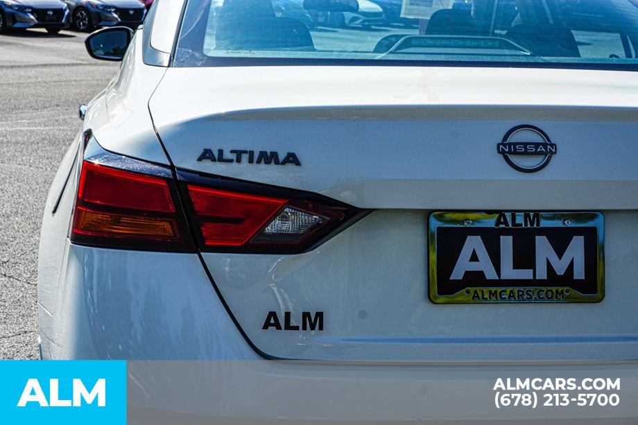 Used 2025 White Nissan 2.5 SV image 12