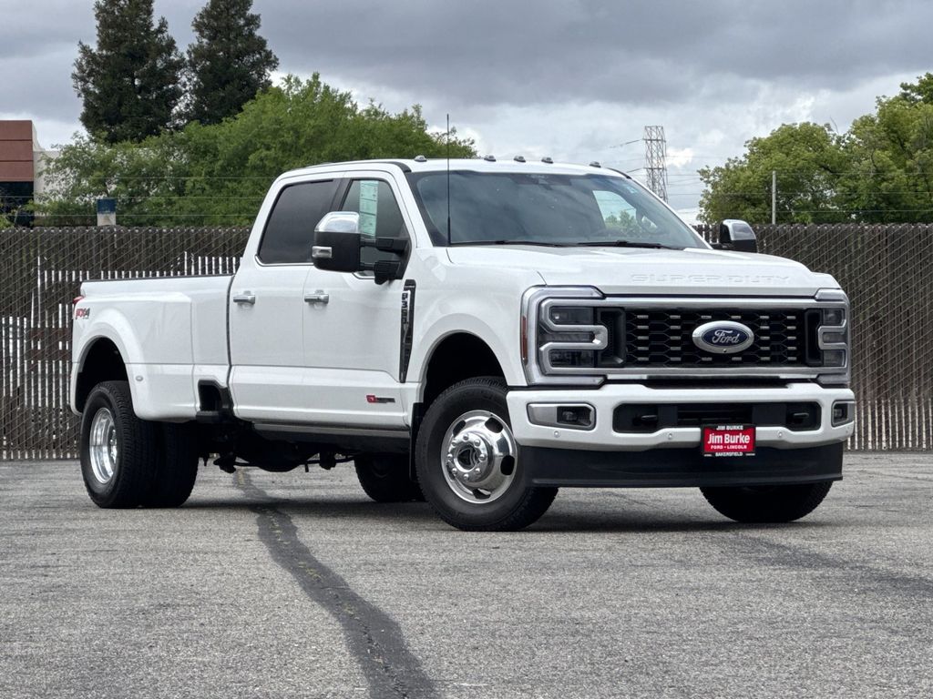 White Metallic 2026 Ford F-350 Super Duty Platinum Crew Cab LB DRW 4WD Pickup Truck Four-Wheel Drive Automatic
