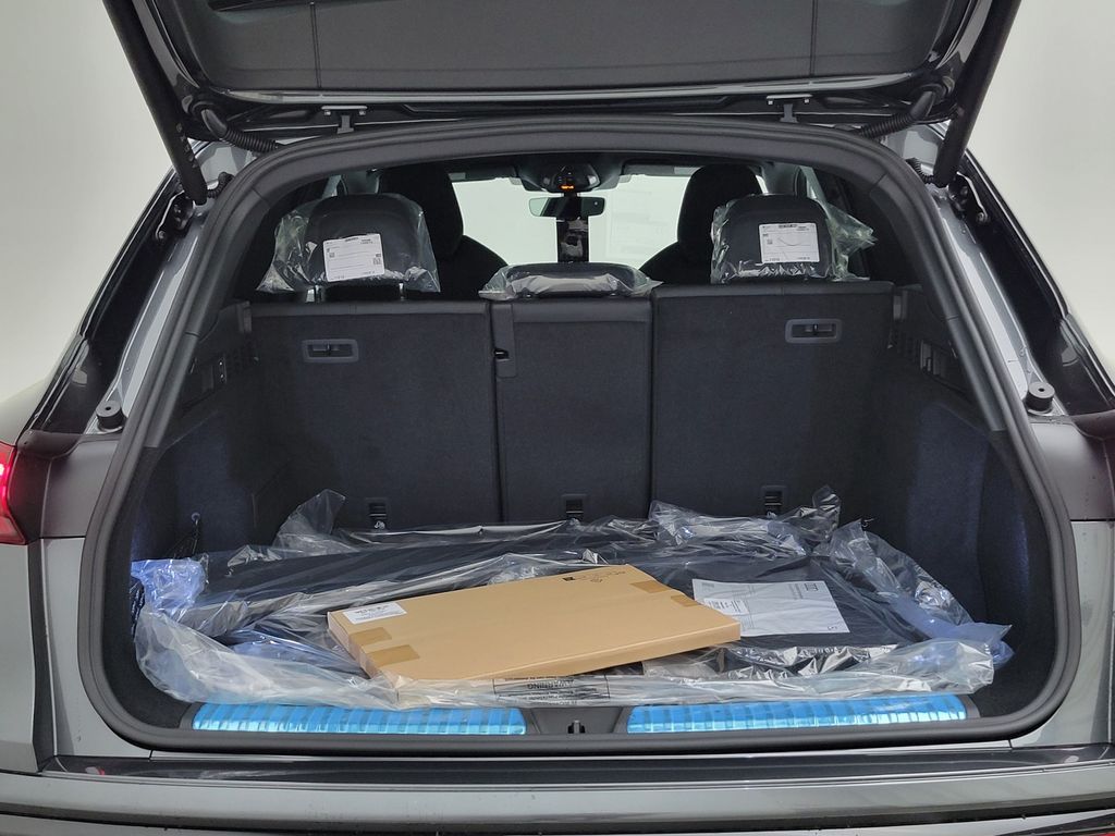 Thumbnail: 2026 Audi SQ5 - 10