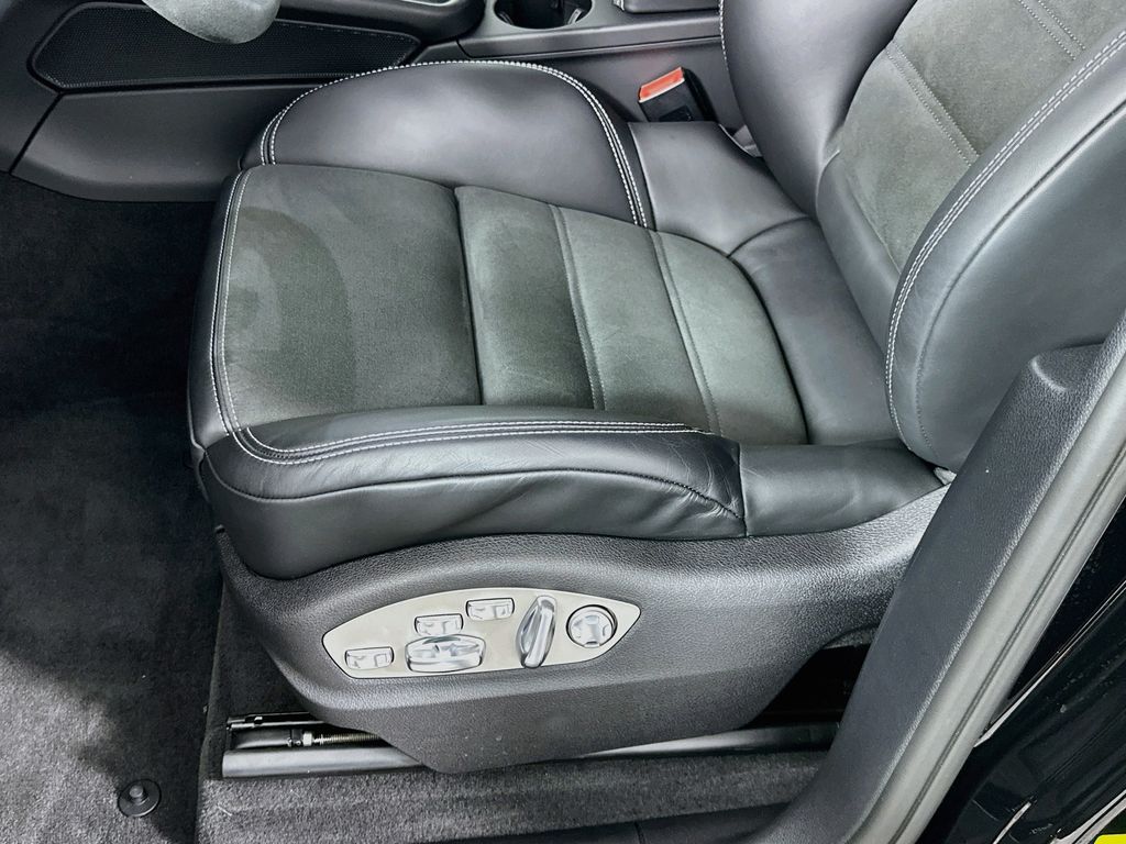 Thumbnail: 2026 Porsche Macan - 20