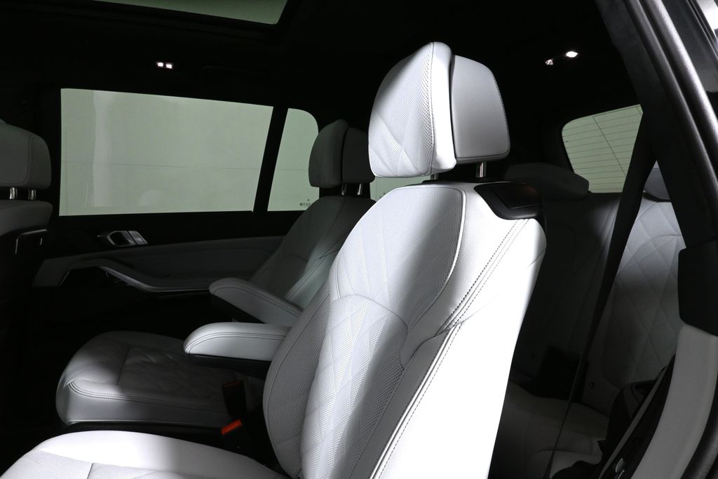 Thumbnail: 2027 BMW X7 - 4