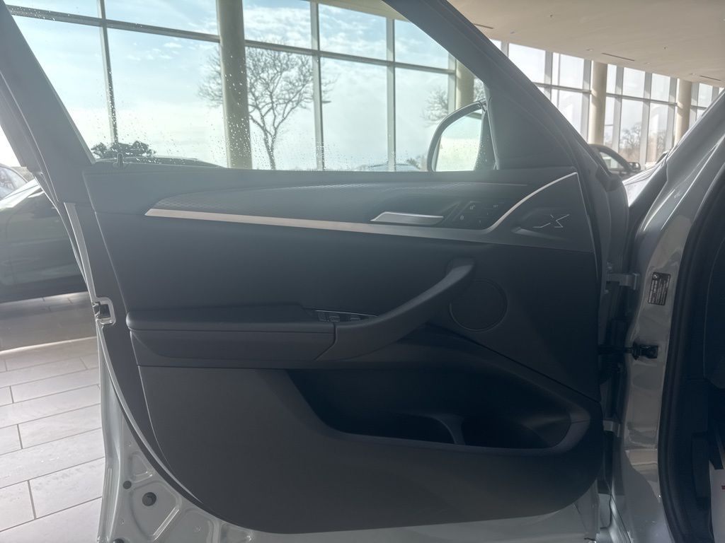 Thumbnail: 2025 BMW X4 - 14