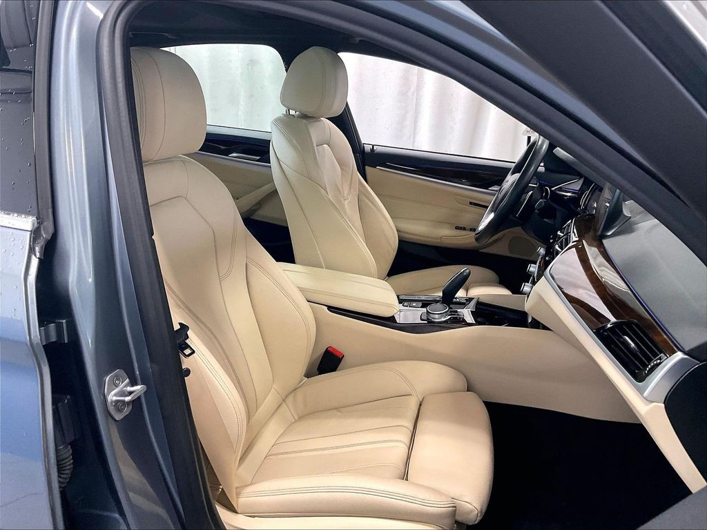 2019 BMW 5 Series — photo 11