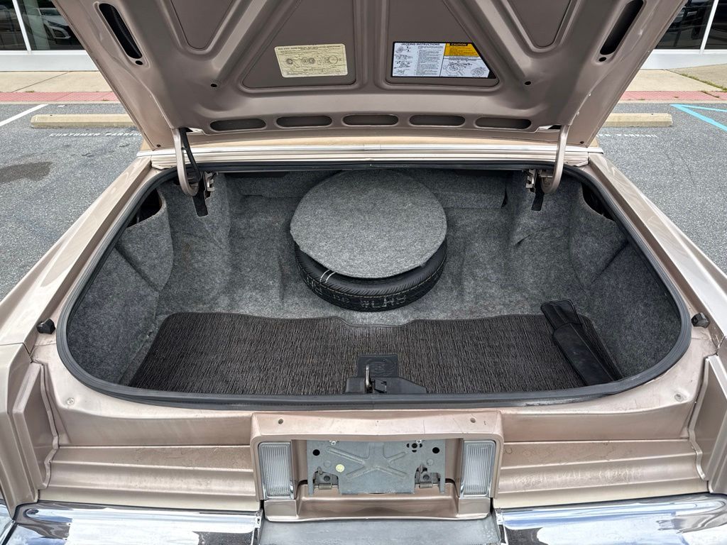 1992 Cadillac Brougham — photo 9