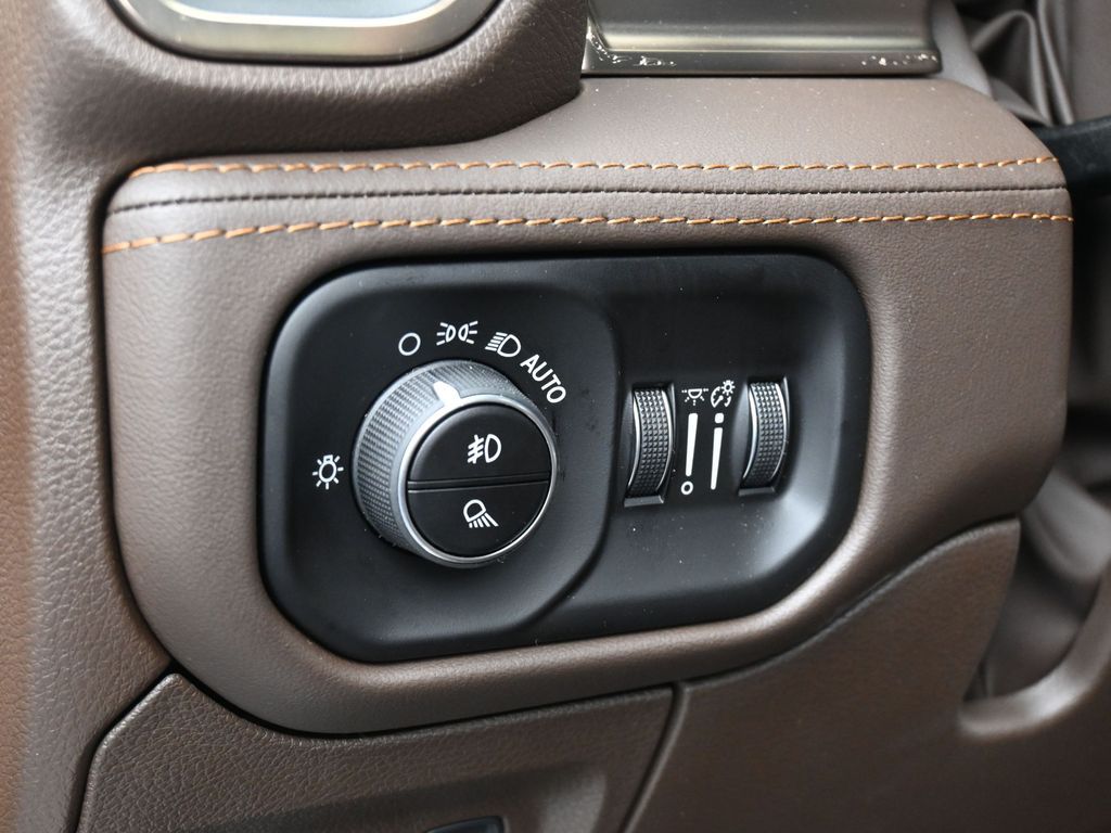 New 2026 Diamond Black Crystal Pearlcoat Ram Limited image 15