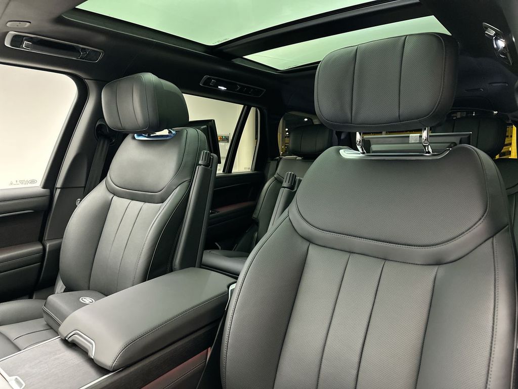 2025 Land Rover Range Rover SE 11