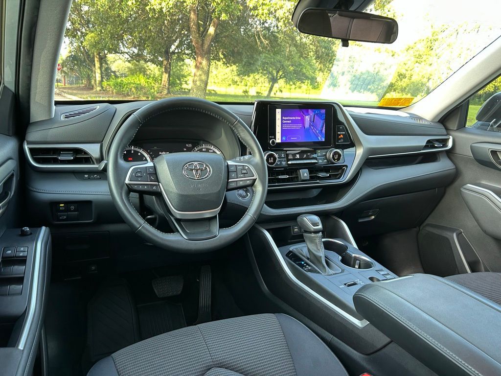 Thumbnail: 2023 Toyota Highlander - 12