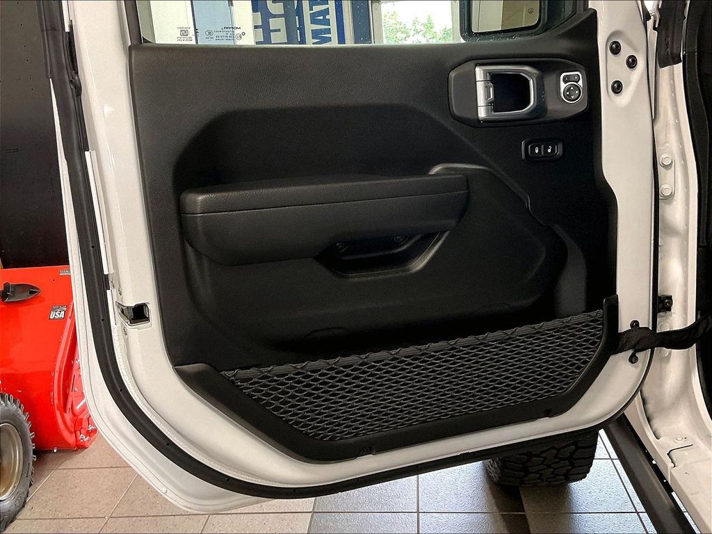 2026 Jeep Gladiator — photo 9