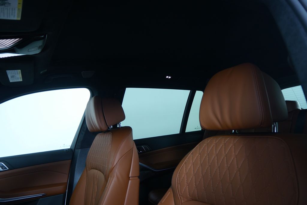 2026 BMW X7 M60i 11