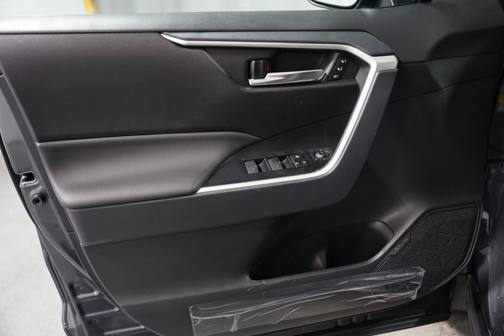 2025 Toyota RAV4 XLE Premium 31