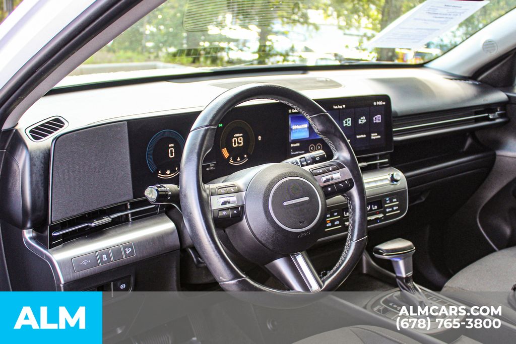 Used 2025 White Hyundai SEL image 22