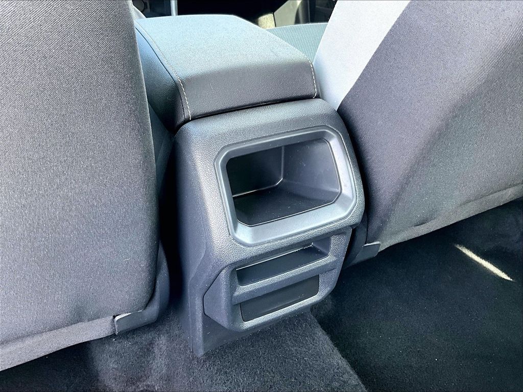 2025 Volkswagen Taos — photo 28