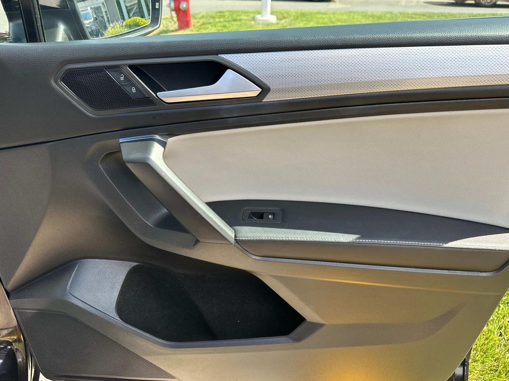 Thumbnail: 2022 Volkswagen Tiguan - 24