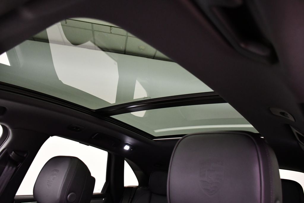 Thumbnail: 2026 Porsche Macan - 20