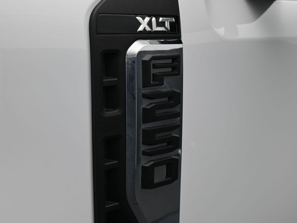 Used 2025 Oxford White Ford XLT image 32