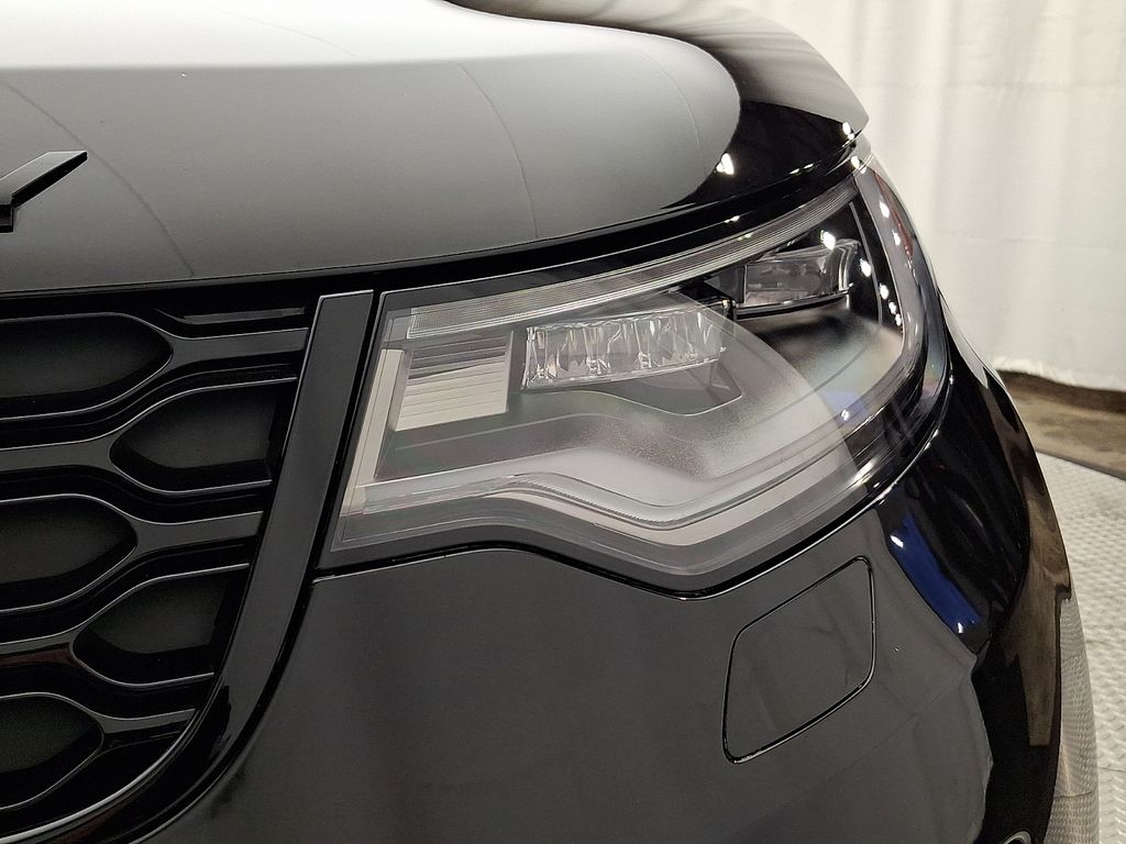 Thumbnail: 2023 Land Rover Discovery - 9