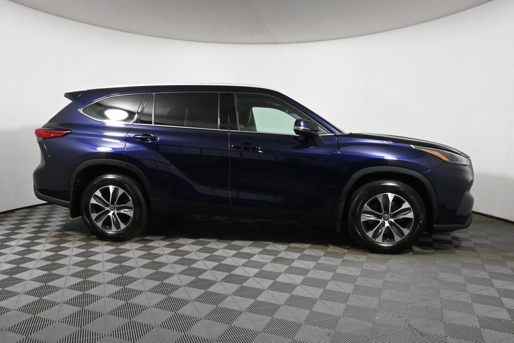 2022 Toyota Highlander XLE 9