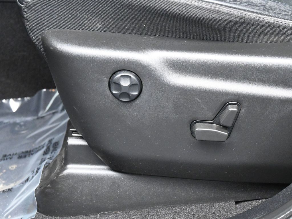 Used 2021 Diamond Black Crystal Pearlcoat Jeep Laredo X image 12