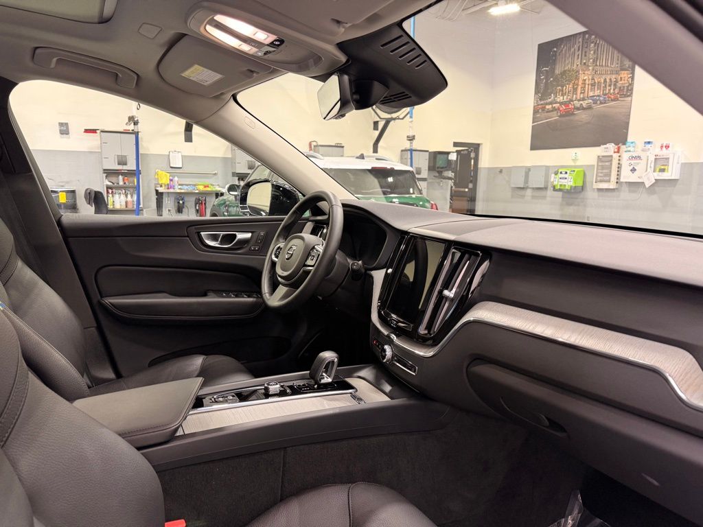 Thumbnail: 2025 Volvo XC60 - 28