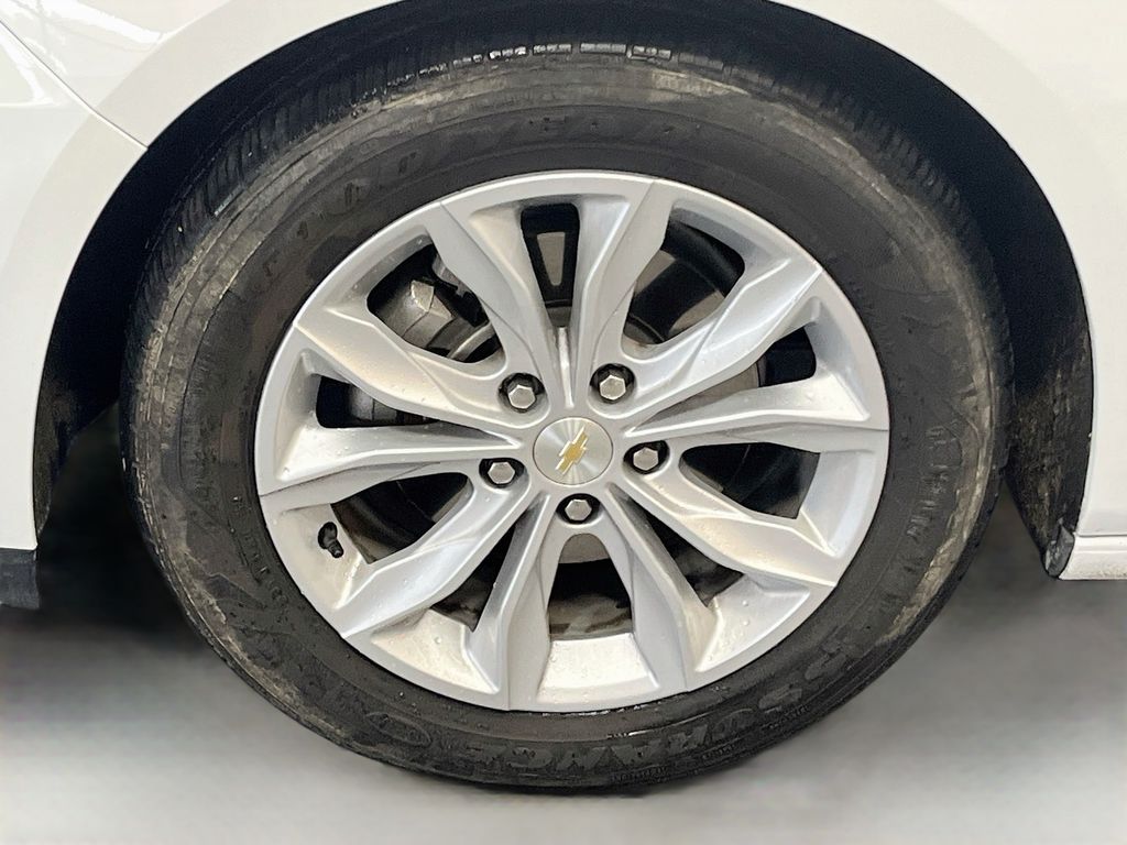 Used 2025 Summit White Chevrolet LT image 31