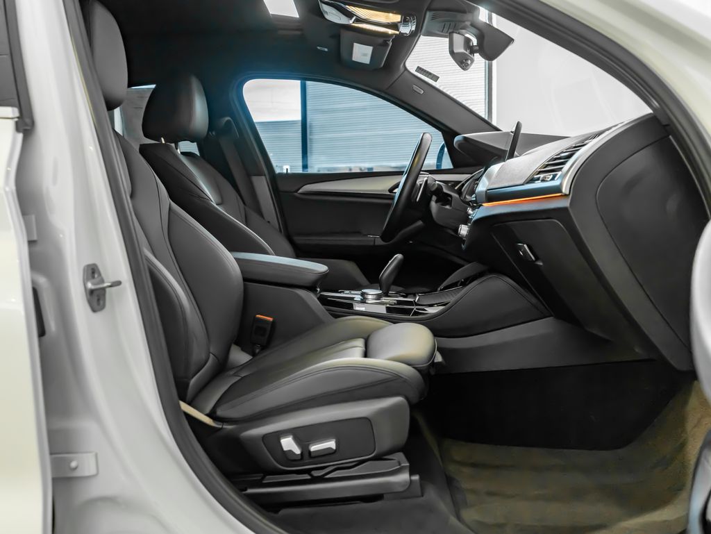 Used 2021 White BMW xDrive30i image 30