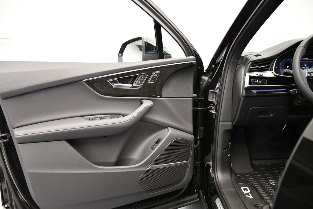 Thumbnail: 2025 Audi Q7 - 31