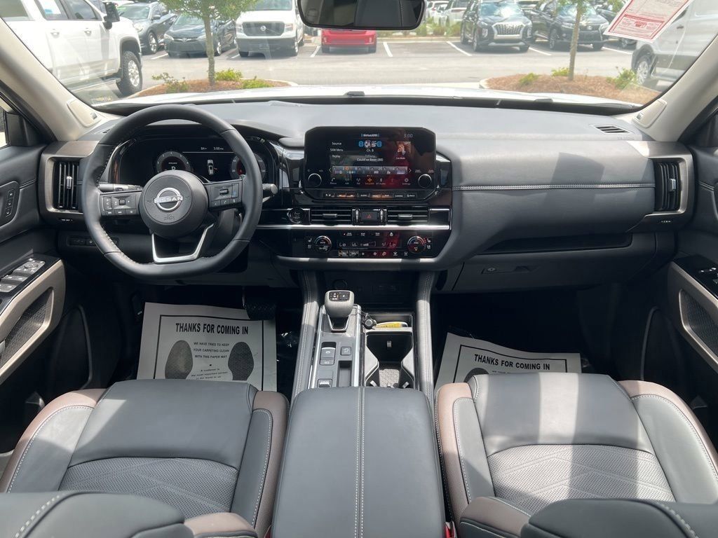 2025 Everest White Pearl Tricoat/Super Black Nissan Pathfinder Platinum FWD SUV