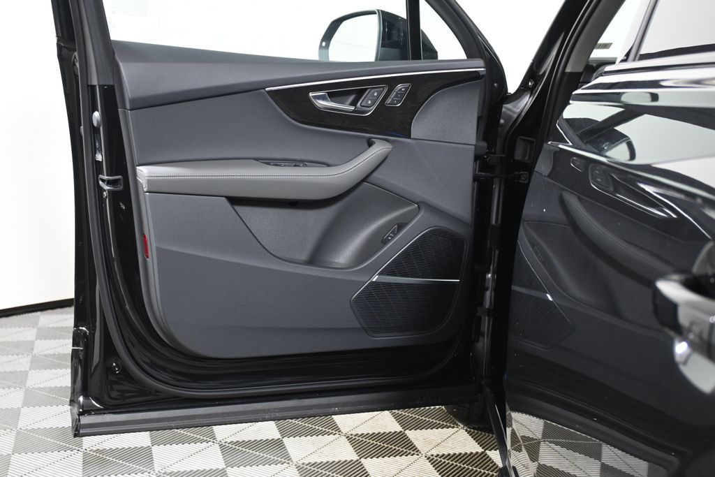 Thumbnail: 2026 Audi Q7 - 24