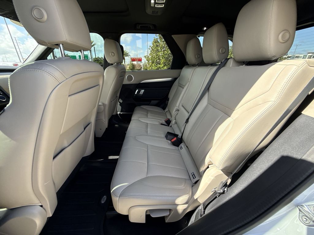 Thumbnail: 2020 Land Rover Discovery - 24