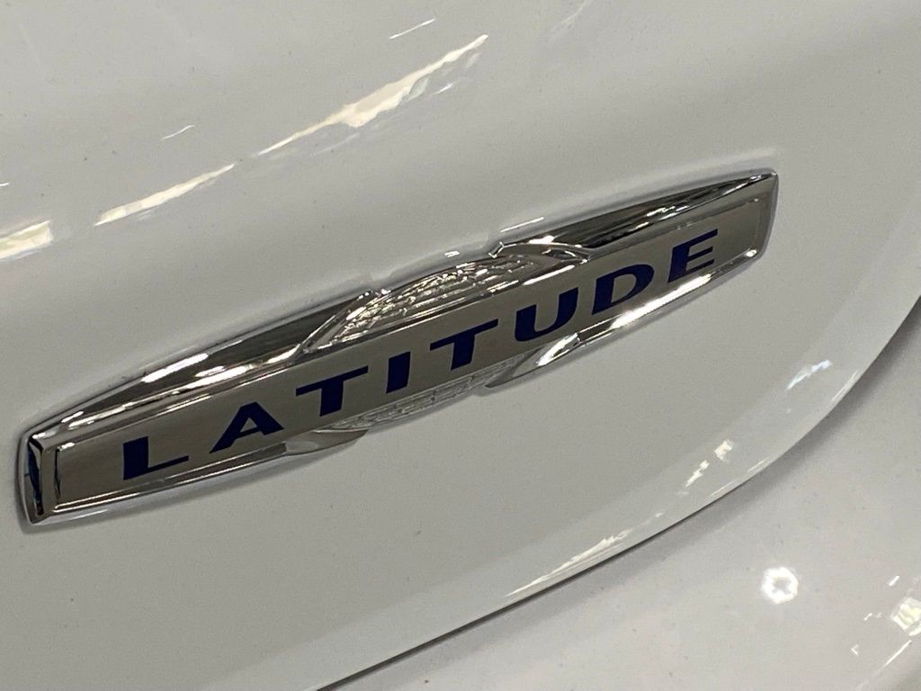 New 2022 Bright White Clearcoat Jeep Latitude image 15