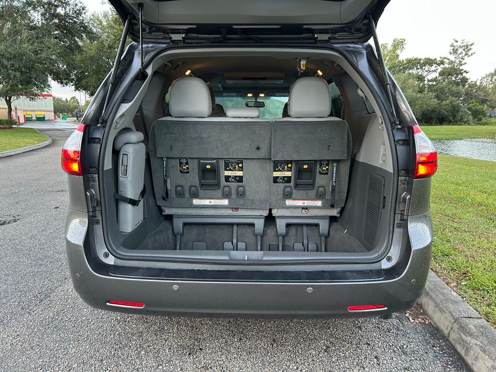 Thumbnail: 2017 Toyota Sienna - 10