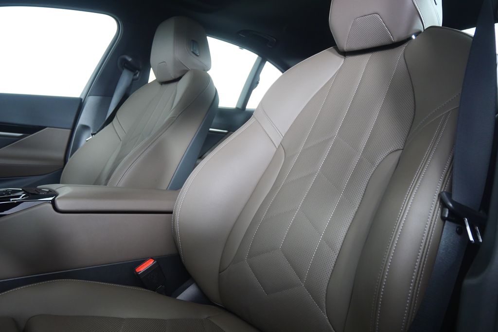 Thumbnail: 2025 BMW 5 Series - 11