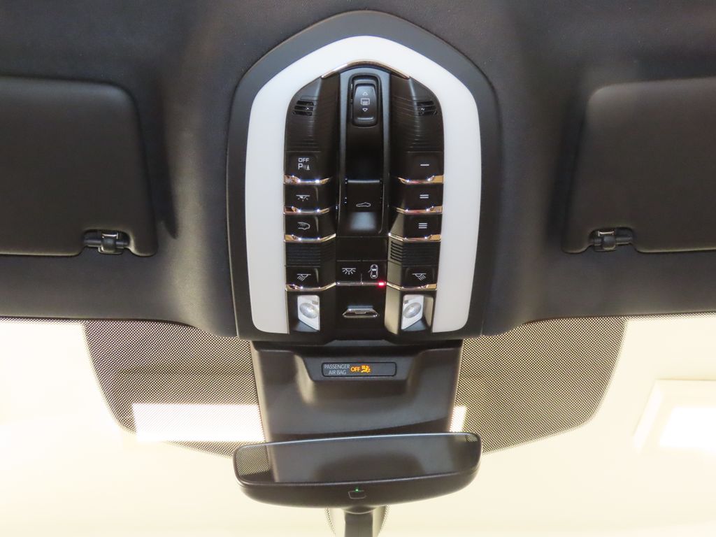 Thumbnail: 2026 Porsche Macan - 31