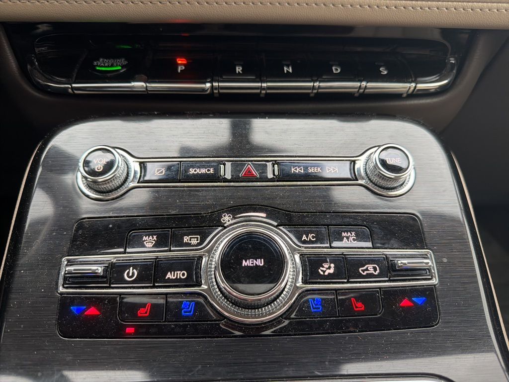 Certified Used 2023 White Lincoln Reserve image 9