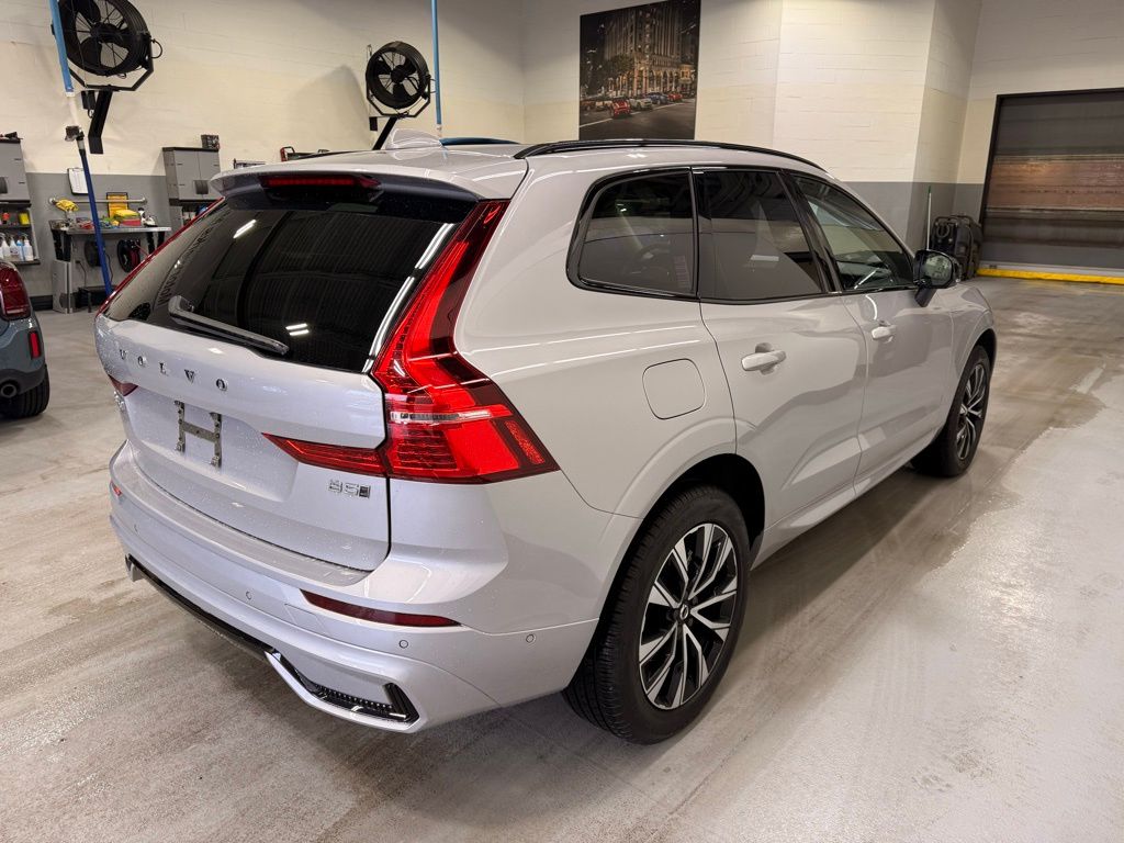 Thumbnail: 2025 Volvo XC60 - 6