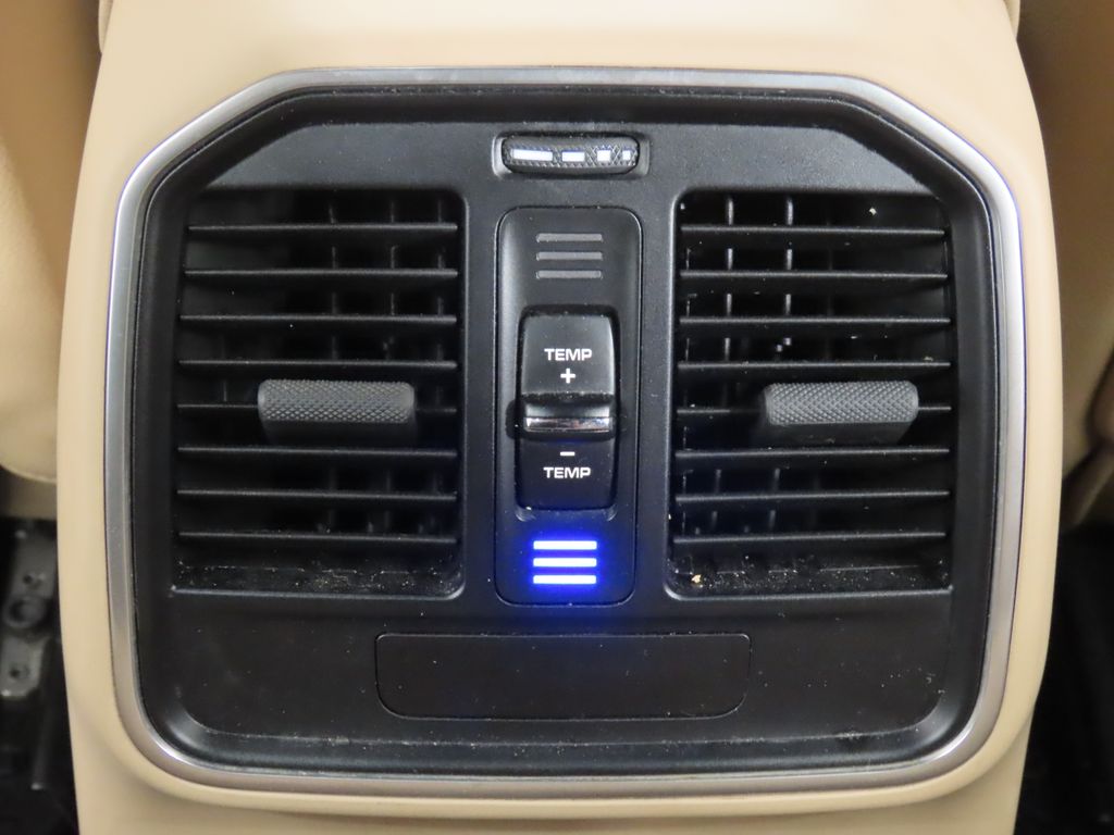 Thumbnail: 2024 Porsche Macan - 32