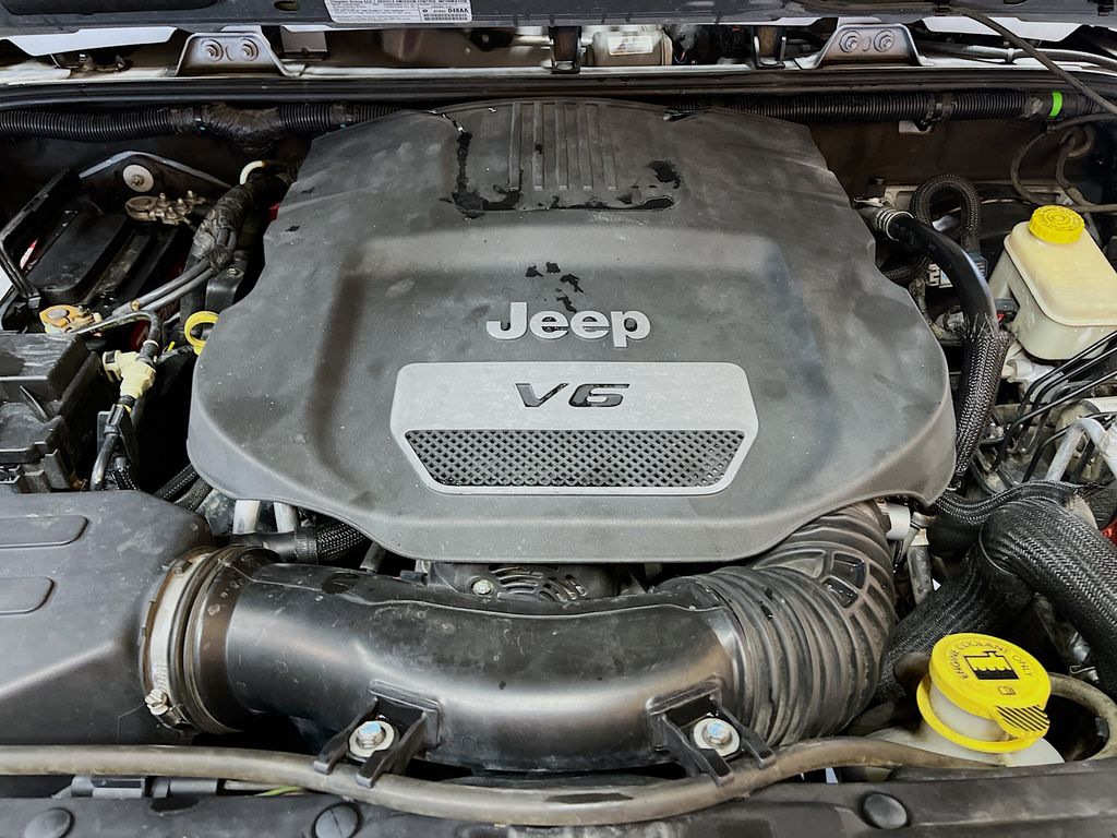 Used 2014 Billet Metallic Clearcoat Jeep Unlimited Sahara image 25
