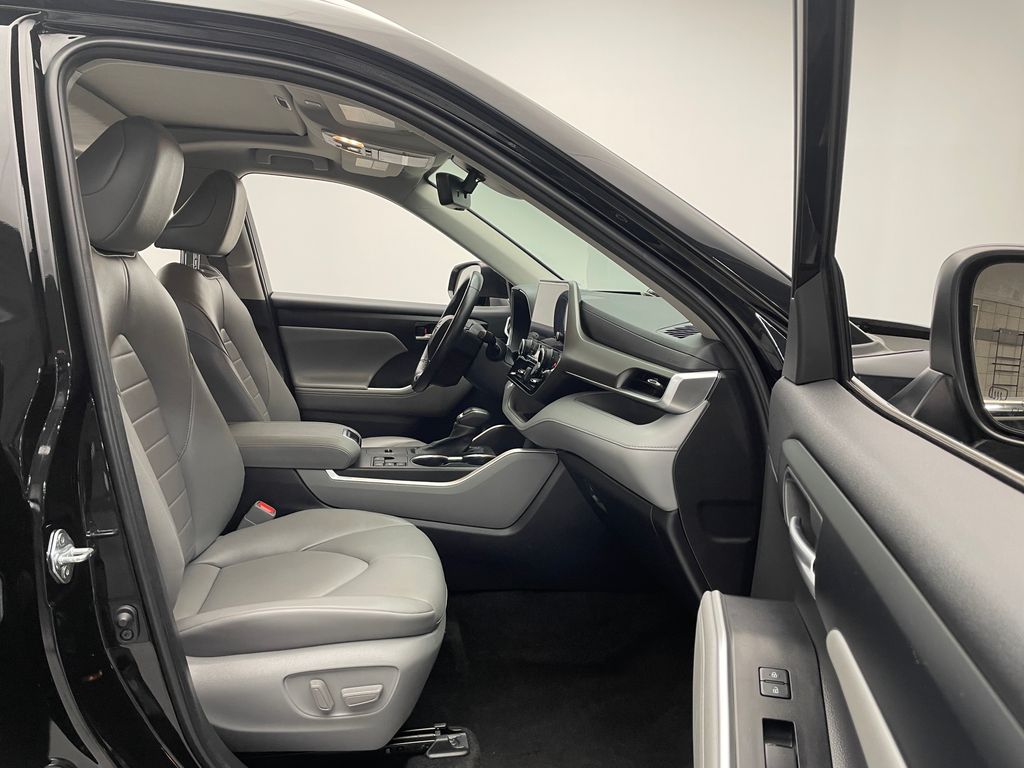 Thumbnail: 2023 Toyota Highlander - 17