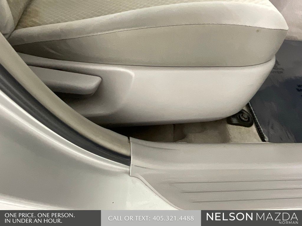 Used 2008 Silver Toyota LE image 28