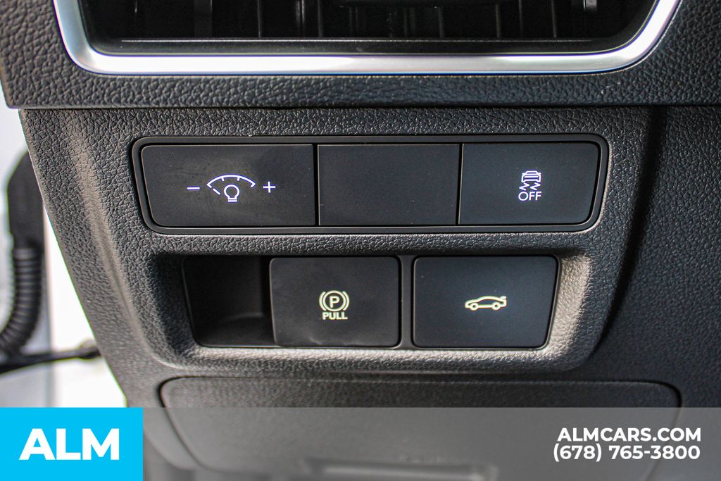 Used 2025 White Hyundai SEL image 25